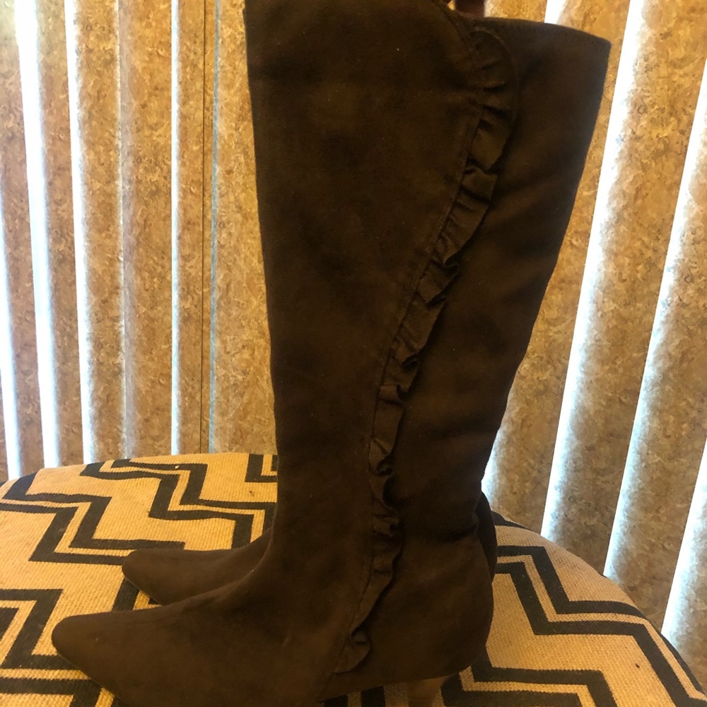 Brown side ruffle suede like boots